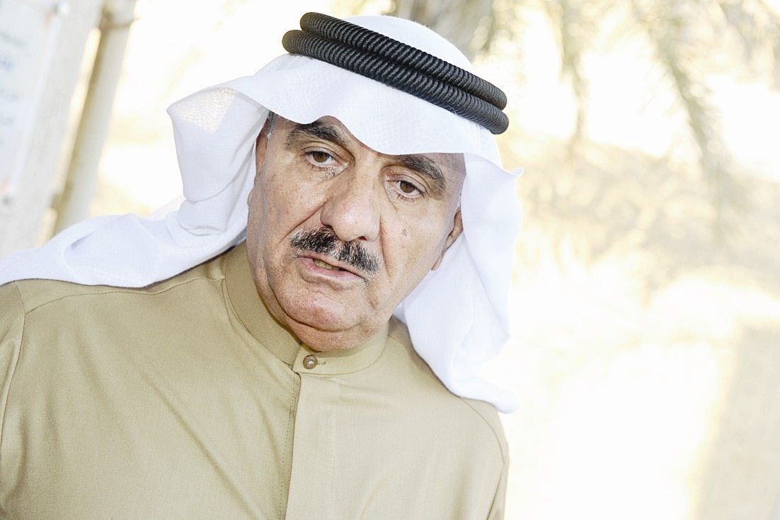 ملامح الحزن تبدو واضحة على أحد المعزين