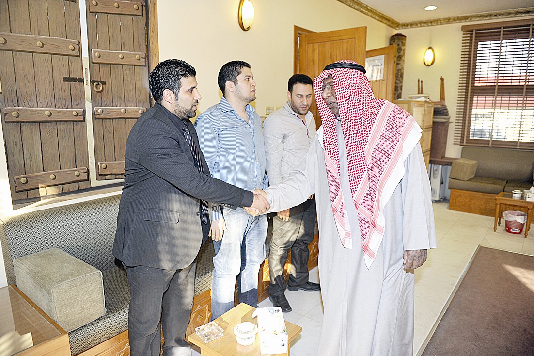 رستم والدكتور محمد شرقاوي يتلقيان العزاء بالفقيد الراحل