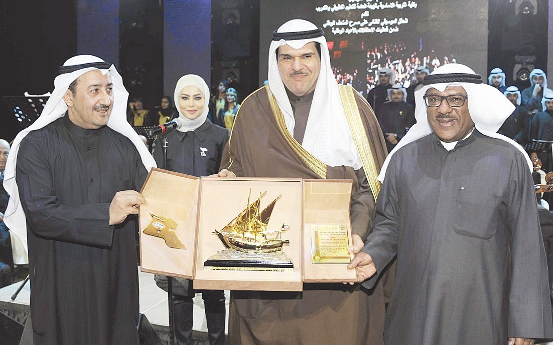 الوزير الحمود والعسعوسي يكرمان البلوشي