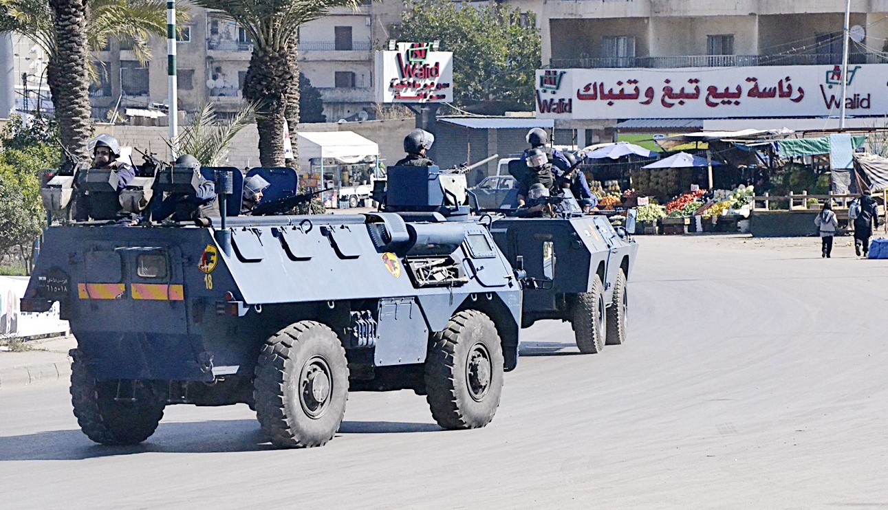 دورية للجيش اللبناني في طرابلس (رويترز)