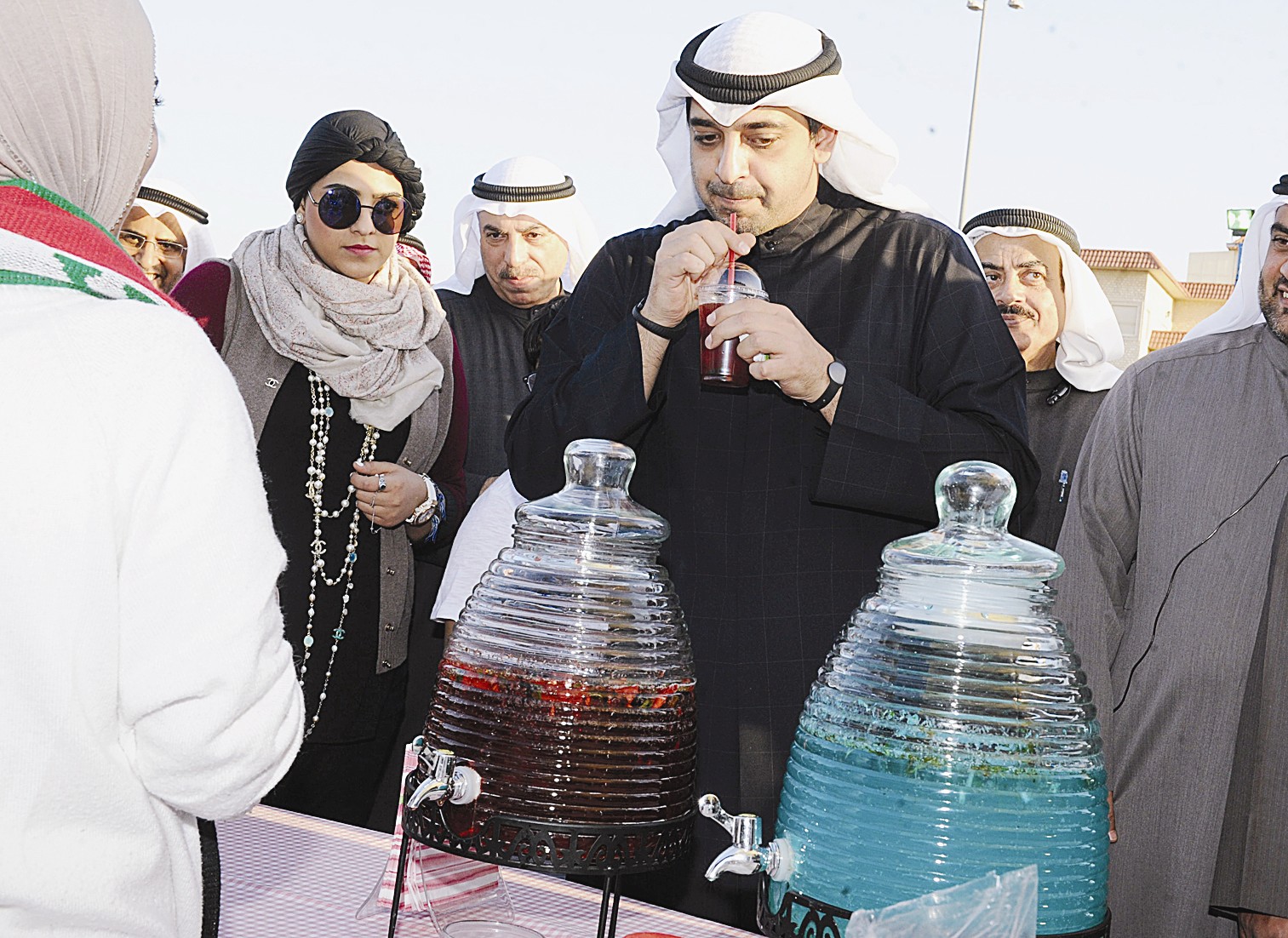 ... ويتناول كوباً من العصير (تصوير زكريا عطية)