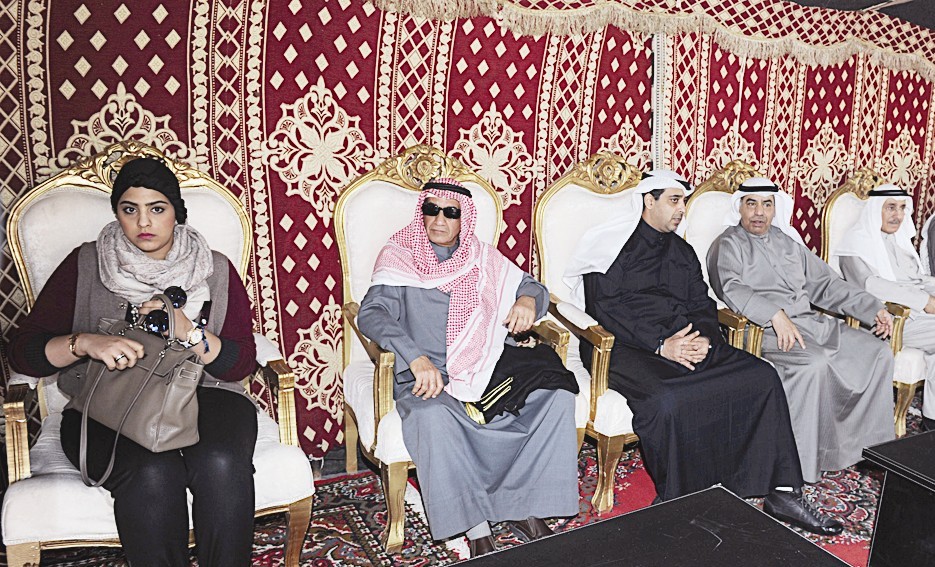 العبد الله متوسطاً الحضور في الكرنفال