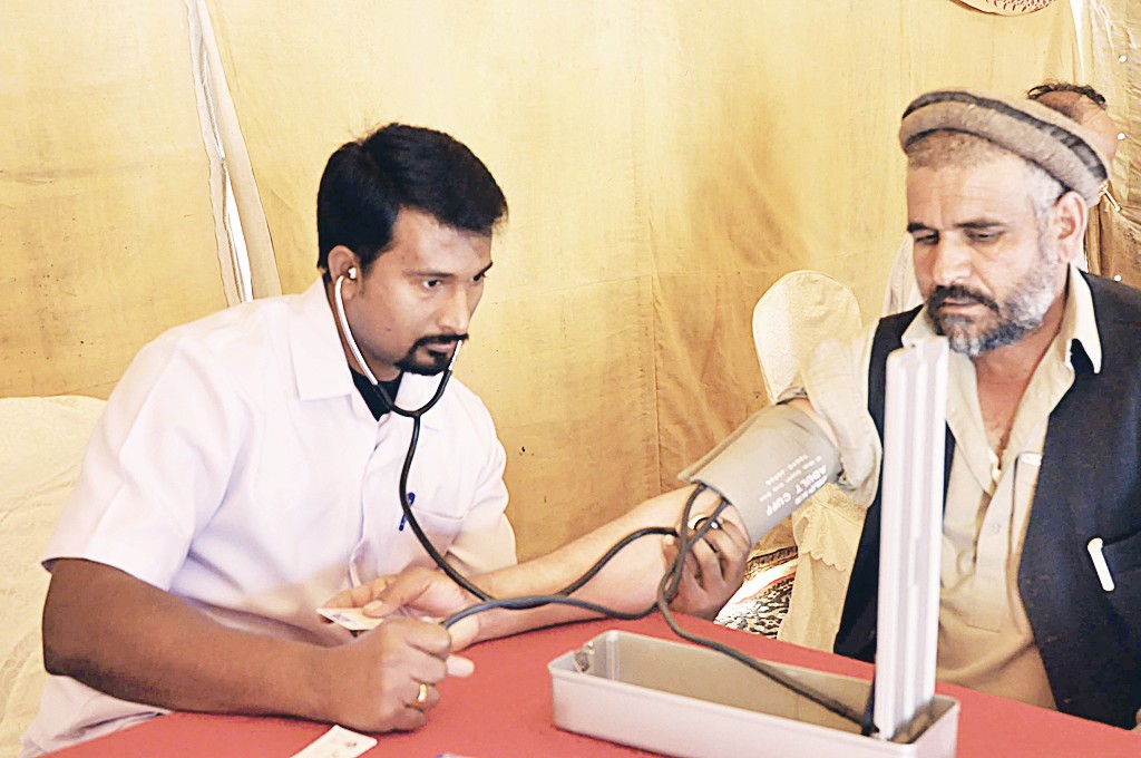 فحص احد الوافدين