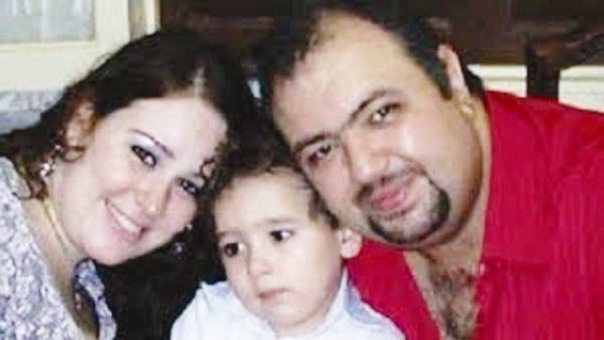 الضحية (المحرضة على الذبح) مع زوجها وطفلها