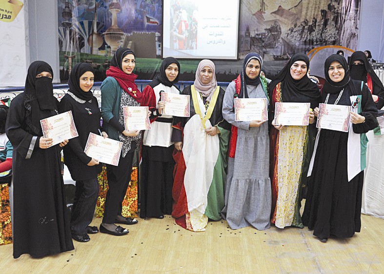 المعلمات مع شهادات التكريم