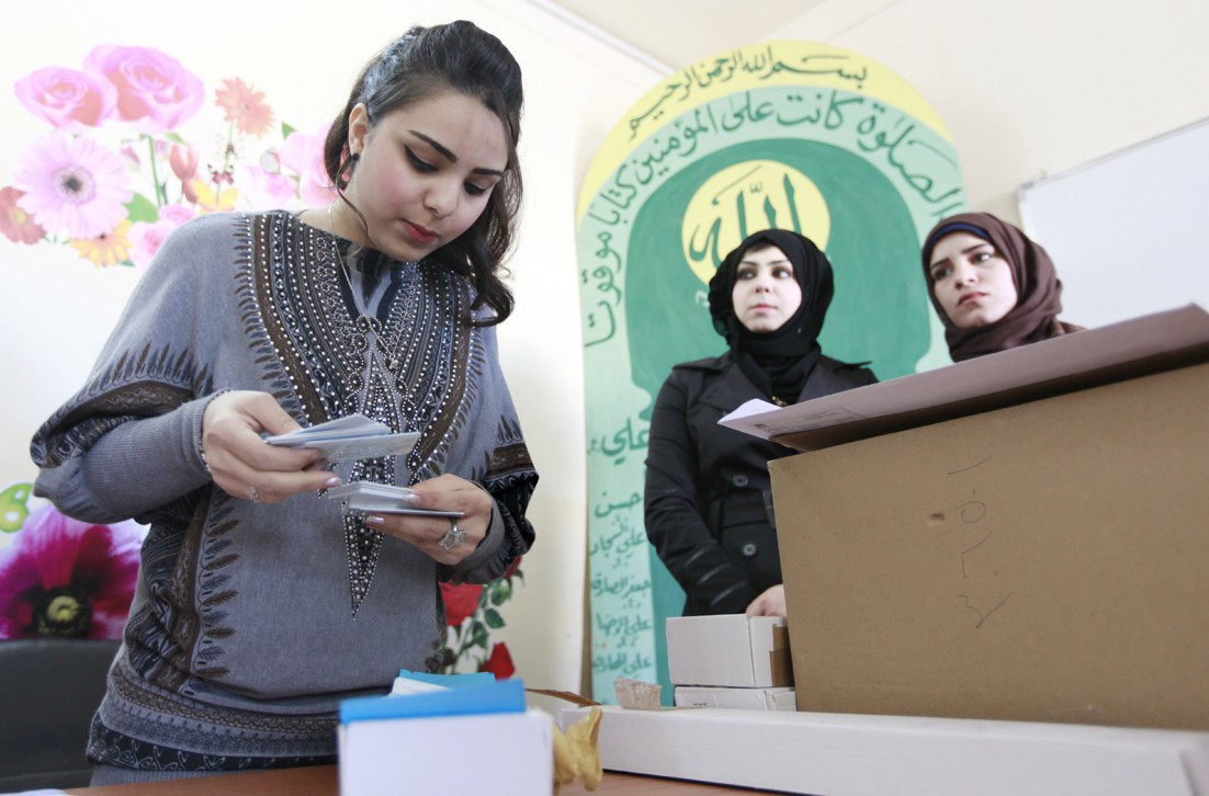 u0645u0648u0638u0641u0627u062a u0641u064a u0644u062cu0646u0629 u0627u0646u062au062eu0627u0628u064au0629 u062eu0644u0627u0644 u0627u0633u062au0639u062fu0627u062fu0647u0646 u0644u0628u062fu0621 u062au0648u0632u064au0639 u0628u0637u0627u0642u0627u062a u0627u0644u0627u0642u062au0631u0627u0639 u0639u0644u0649 u0627u0644u0646u0627u062eu0628u064au0646 u0641u064a u0628u063au062fu0627u062f u0623u0645u0633 u0627u0633u062au0639u062fu0627u062fu0627u064b u0644u0644u0627u0646u062au062eu0627u0628u0627u062a u0627u0644u0628u0631u0644u0645u0627u0646u064au0629 u0641u064a u0627u0628u0631u064au0644 u0627u0644u0645u0642u0628u0644 (u0623 u0628)