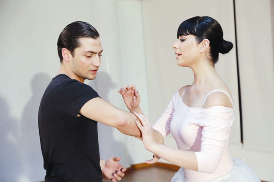 زينة مكي والياس الزايك في مشهد من الفيلم