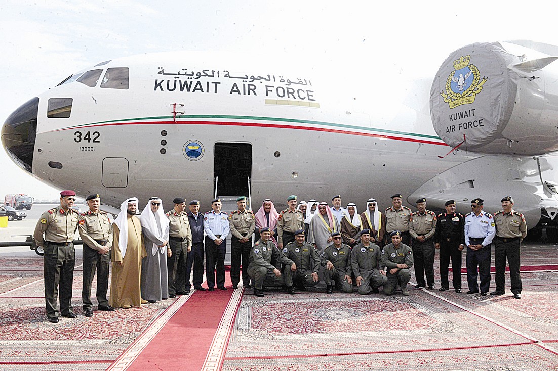 لقطة تذكارية أمام الطائرة