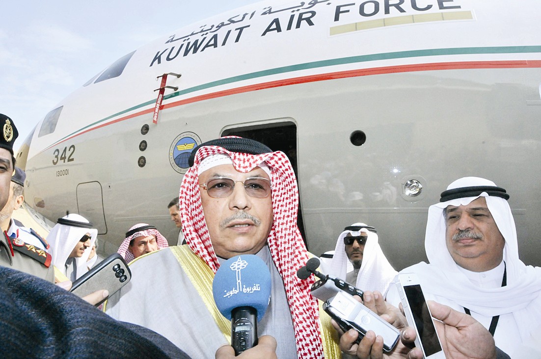 الجراح متحدثاً أمام الطائرة