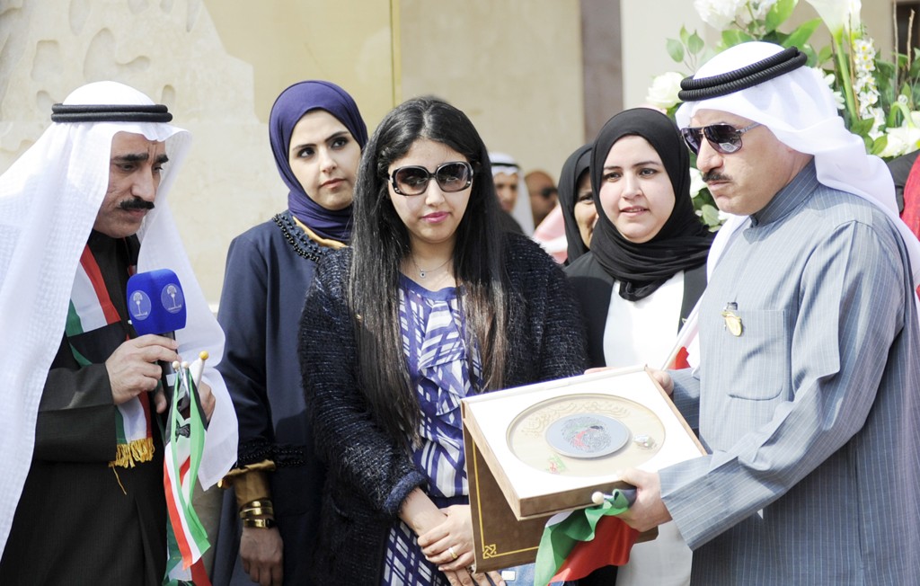 ... ويكرم أسرة أحد الشهداء (تصوير نايف العقلة)