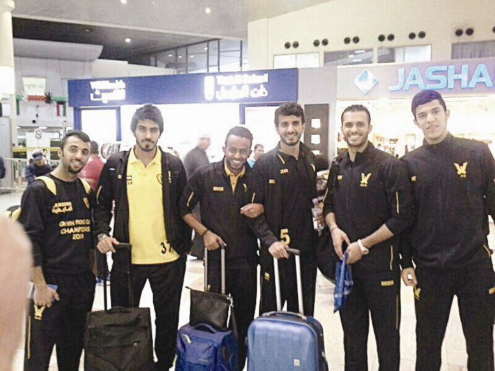 لاعبو القادسية لدى وصولهم إلى مطار الدوحة