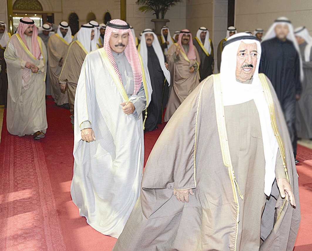 سمو الأمير وفي وداعه ولي العهد وكبار المسؤولين لدى مغادرته إلى الولايات المتحدة الأميركية