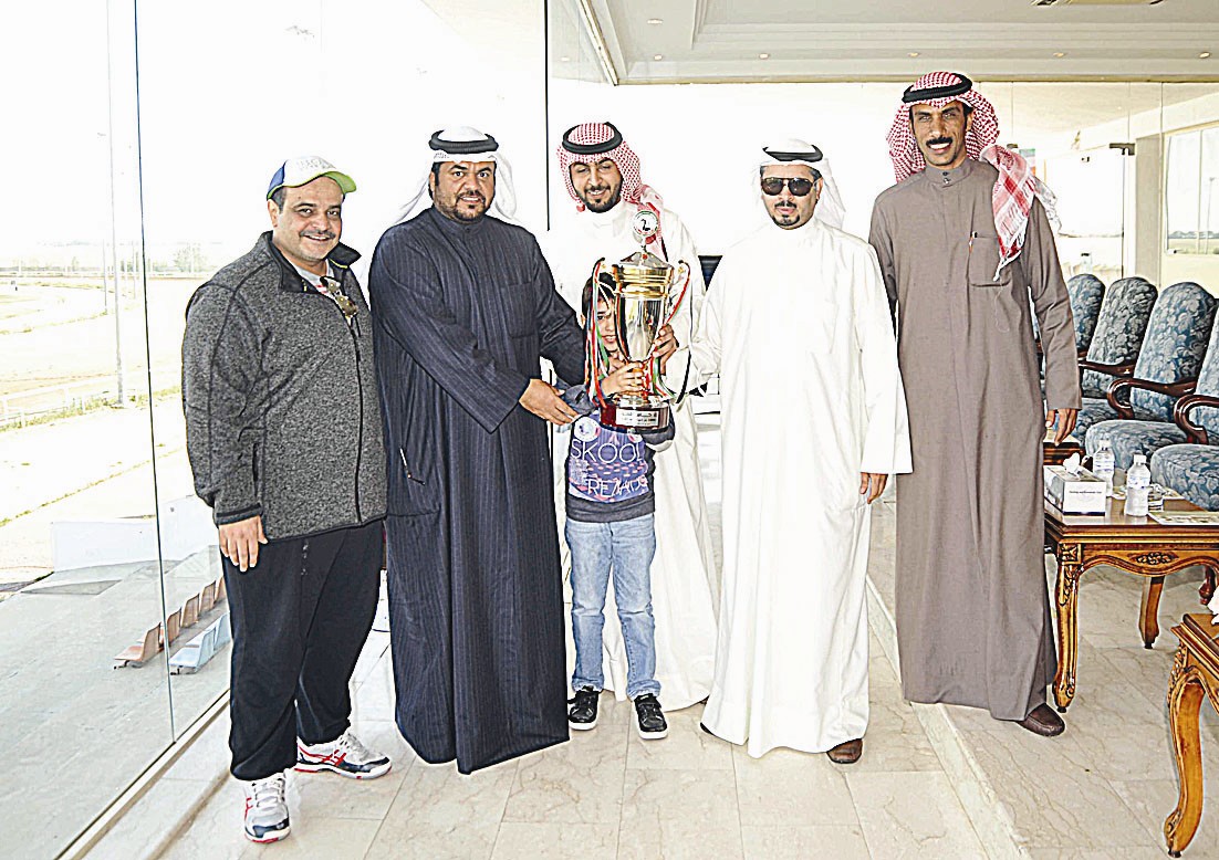 عبد الله العلي وصباح الفهد يقدمان الكأس إلى عبد الله السلمان