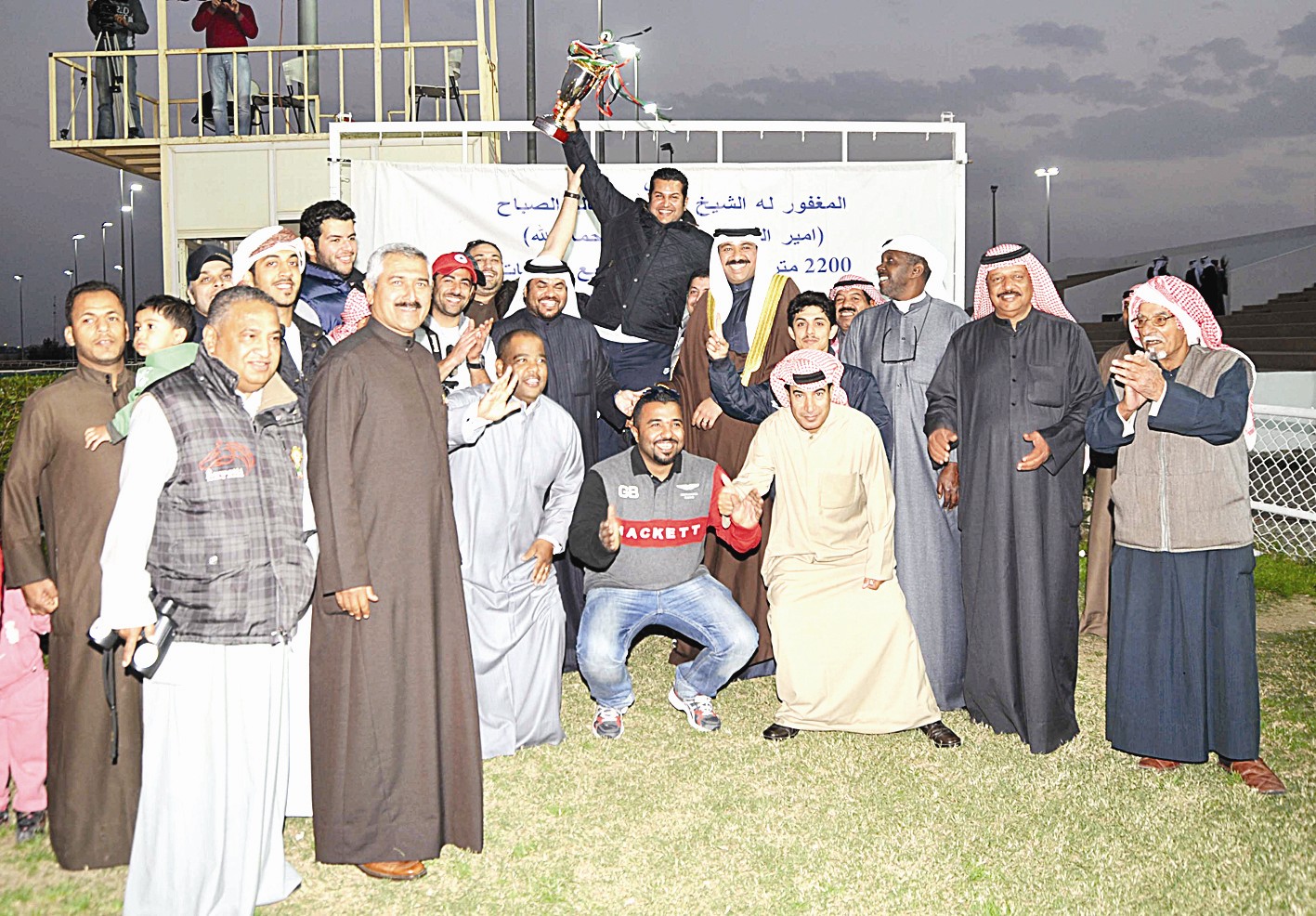 «ربع» الاسطبل يحتفلون بالكأس