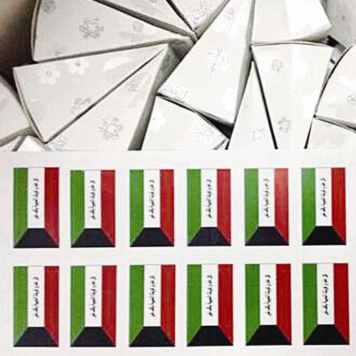 علم الكويت يغلف حلوى في مطار دبي