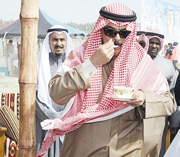 الوزير يتذوق حلوى المخيم