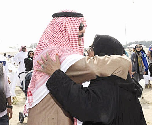 مواطنة تقبل رأس الوزير