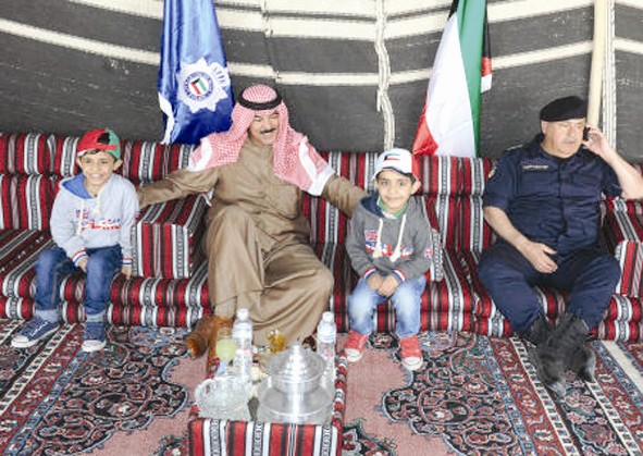 الوزير الخالد والفريق الفهد مع طفلين