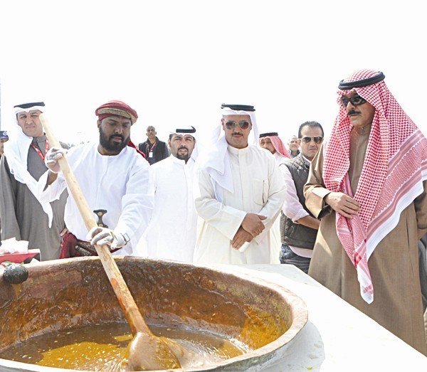 الخالد يتابع إعداد الطعام