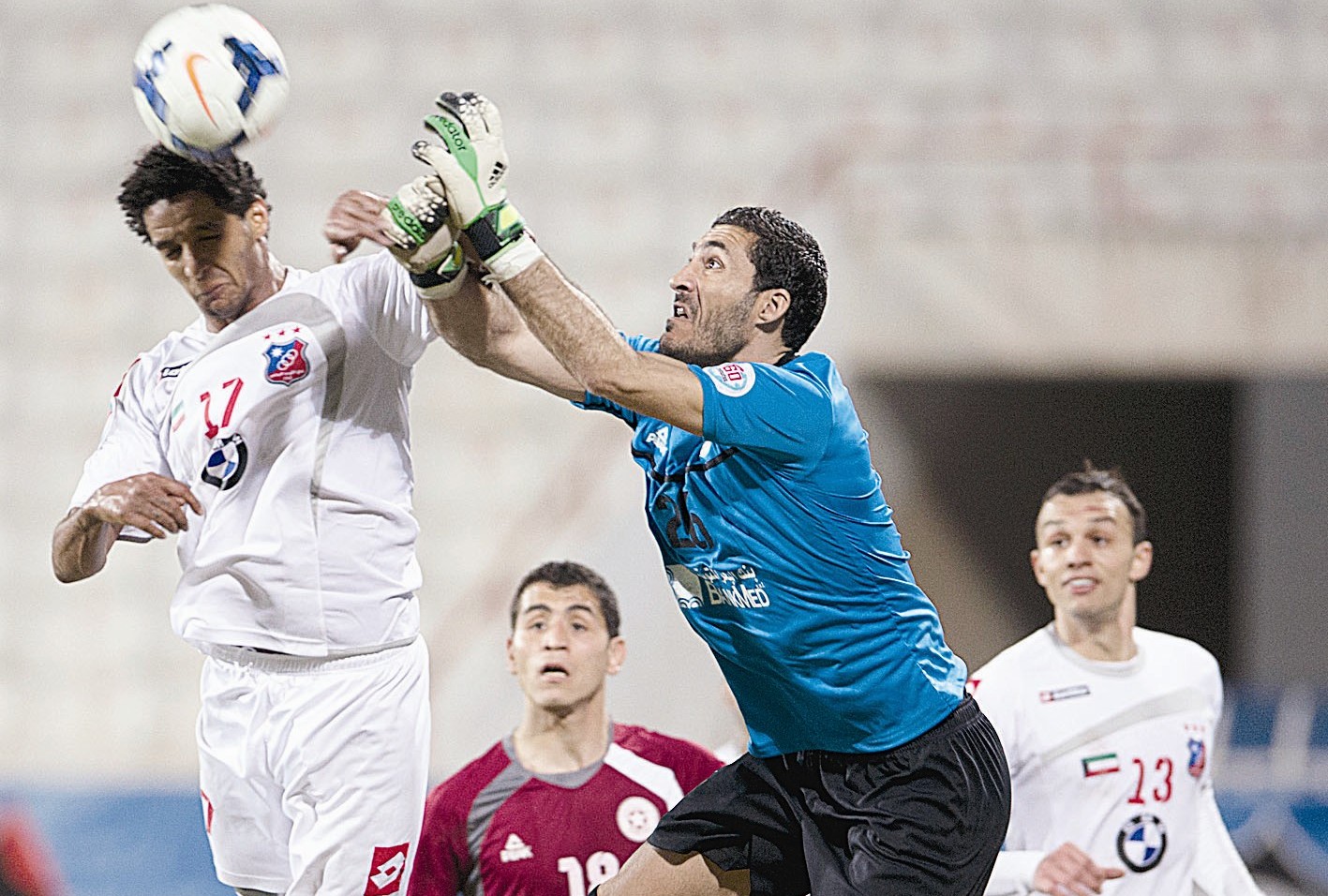 عصام جمعة يحاول تسديد كرة برأسه وحارس النجمة يحاول صدها