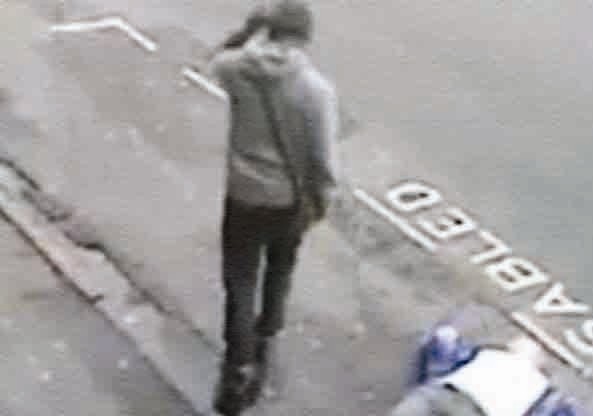 الجاني يدير ظهره مغادرا الضحية على الأرض