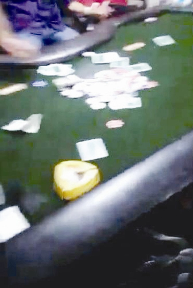 u0623u0648u0631u0627u0642 u0627u0644u0644u0639u0628 u0645u062au0646u0627u062bu0631u0629 u0641u0648u0642 u0627u0644u0637u0627u0648u0644u0629 u0627u0644u062eu0636u0631u0627u0621 u0641u064a u0643u0627u0632u064au0646u0648 u0627u0644u0633u0627u0644u0645u064au0629