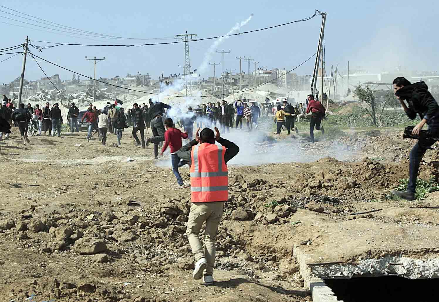 u0645u062au0638u0627u0647u0631u0648u0646 u0641u0644u0633u0637u064au0646u064au0648u0646 u064au062au0639u0631u0636u0648u0646 u0644u0642u0646u0627u0628u0644 u063au0627u0632 u0645u0633u064au0644 u0644u0644u062fu0645u0648u0639 u062eu0644u0627u0644 u0645u0648u0627u062cu0647u0627u062a u0645u0639 u0627u0644u062cu064au0634 u0627u0644u0625u0633u0631u0627u0626u064au0644u064a u0641u064a u062cu0646u0648u0628 u063au0632u0629 (u0627u0628)