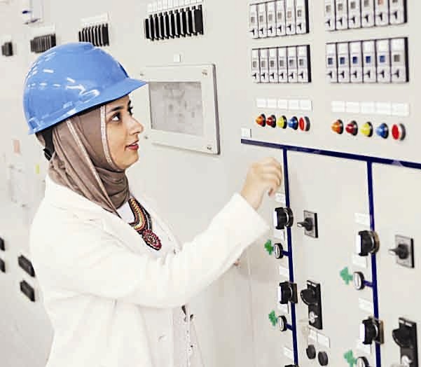 مهندسة أمام الأجهزة