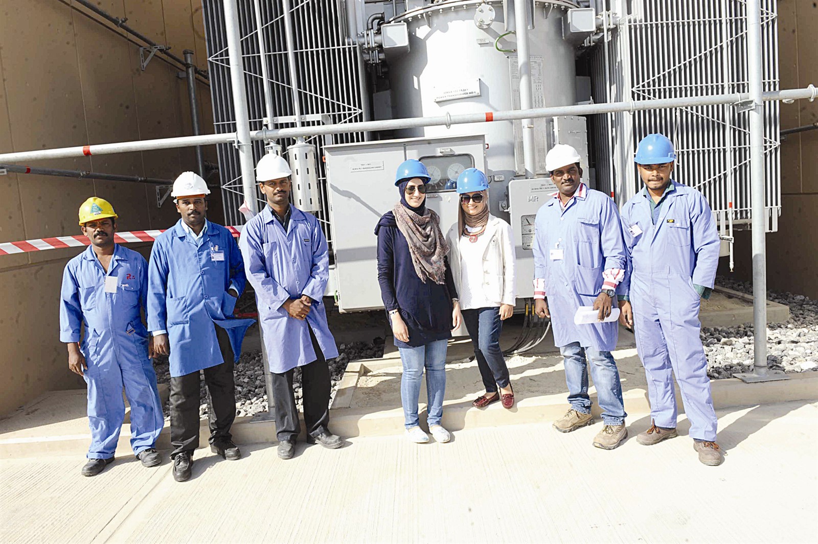 مهندستان وعمال في احدى محطات التحويل