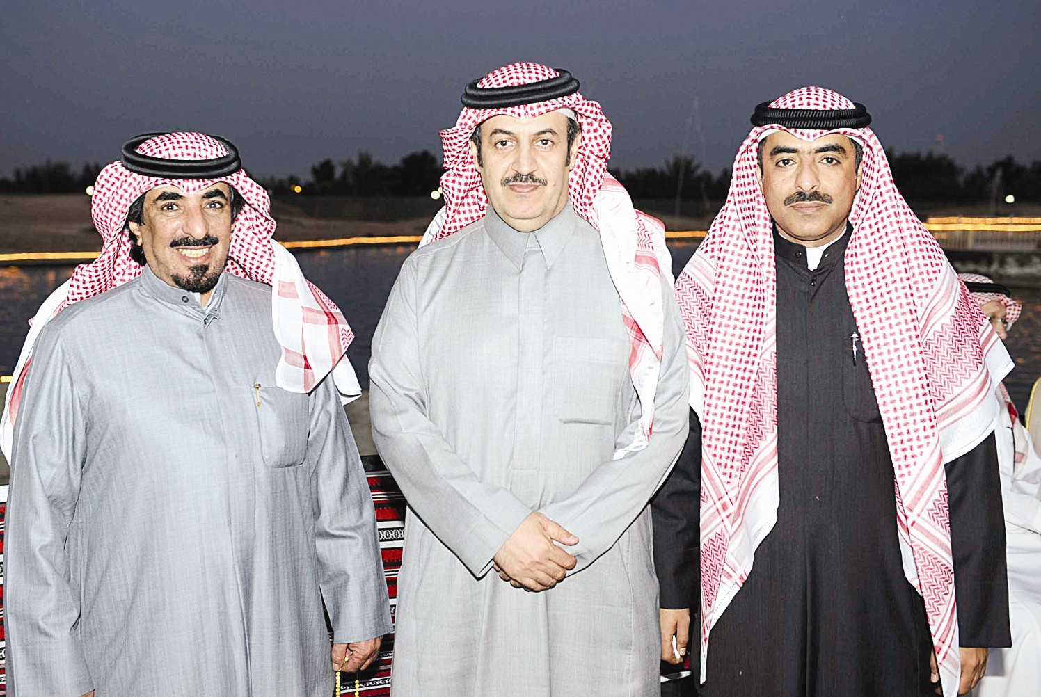 منصور بن زيد آل محمود متوسطا حسين ومبارك آل حامد