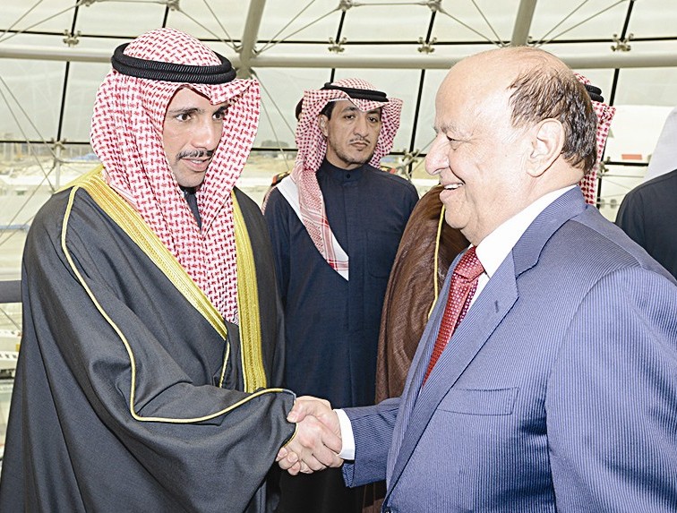 الرئيس اليمني مصافحاً الغانم