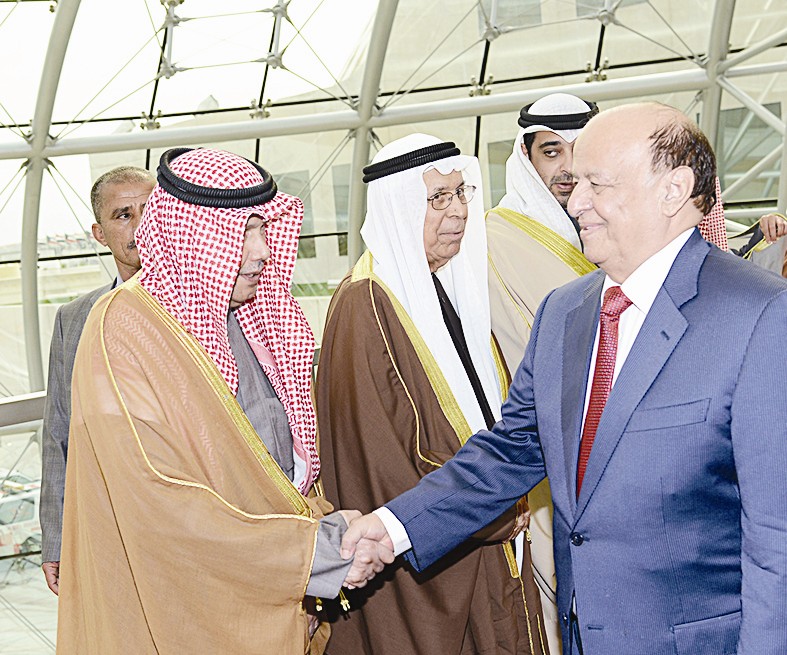 الرئيس اليمني مصافحاً أحمد الفهد