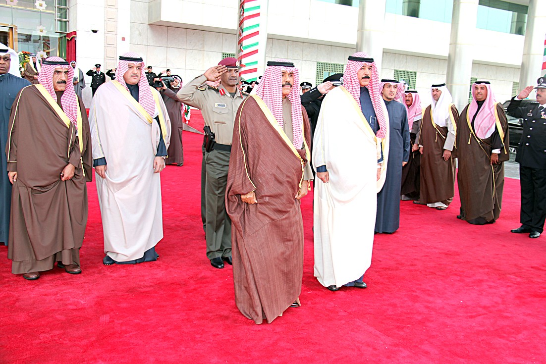 سمو ولي العهد أثناء عزف النشيد الوطني لدى وصوله إلى مبنى وزارة الداخلية بحضور الخالد