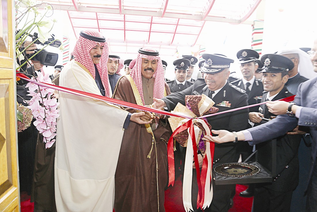 سموه يقص شريط افتتاح المبنى الجديد الذي حمل اسمه في صبحان