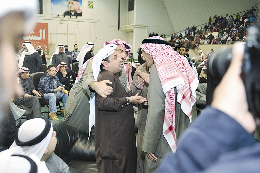 عبدالرزاق معرفي يتحدث إلى بدر الدريع وعبدالرضا عباس يتدخل لتهدئة الأجواء