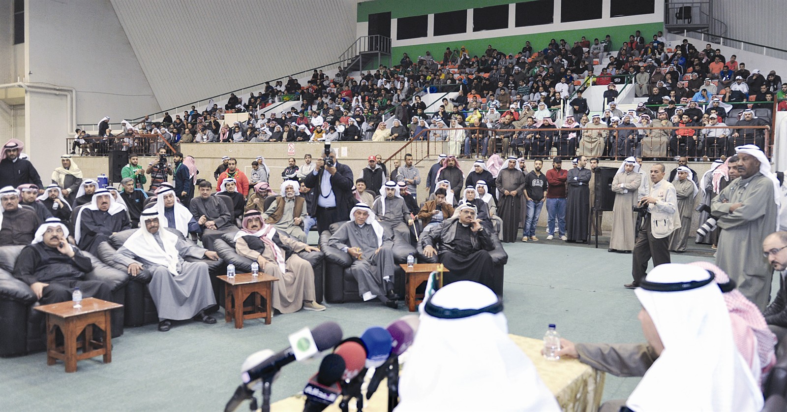 أعضاء الجمعية العمومية للنادي العربي في صالة الخطيب (تصوير جاسم بارون)