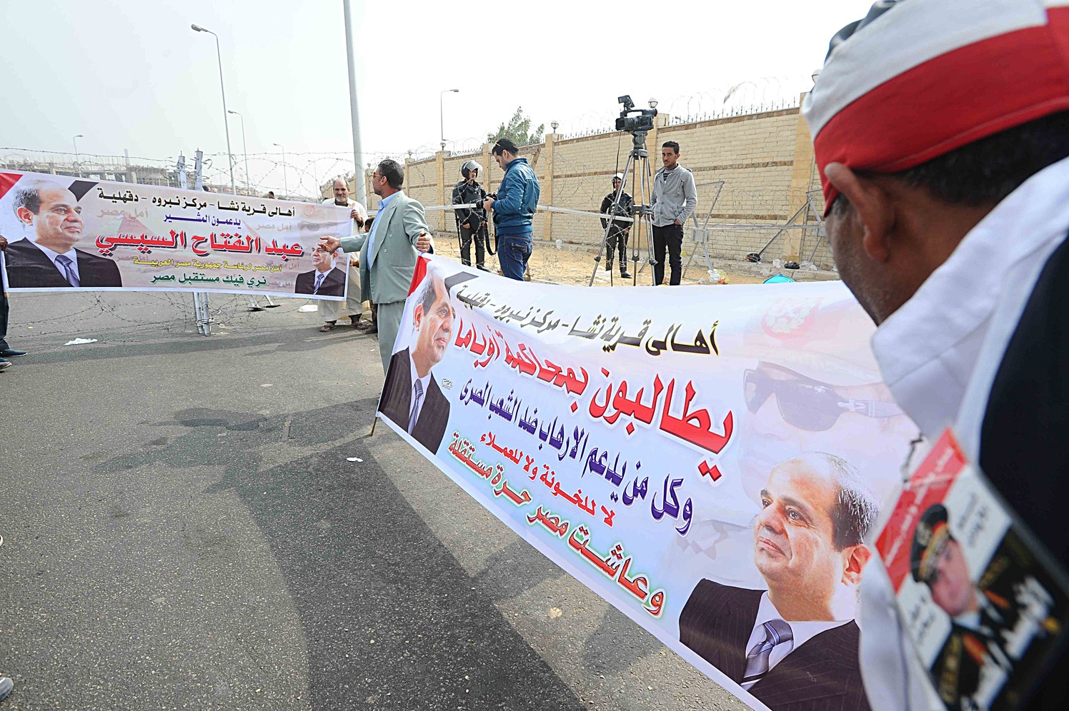 u0645u0624u064au062fu0648u0646 u0644u0644u0633u064au0633u064a u064au0631u0641u0639u0648u0646 u0635u0648u0631u0627u064b u0644u0647 u0623u0645u0627u0645 u0645u0642u0631 u0623u0643u0627u062fu064au0645u064au0629 u0627u0644u0634u0631u0637u0629 (u062eu0627u0635 - u00abu0627u0644u0631u0627u064au00bb)