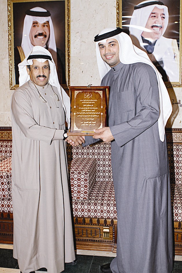 u0646u0627u0635u0631 u0627u0644u0639u062cu0645u064a u064au062au0633u0644u0645 u062fu0631u0639u0627u064b u062au0630u0643u0627u0631u064au0629 u0645u0646 u0627u0644u0645u0630u0646