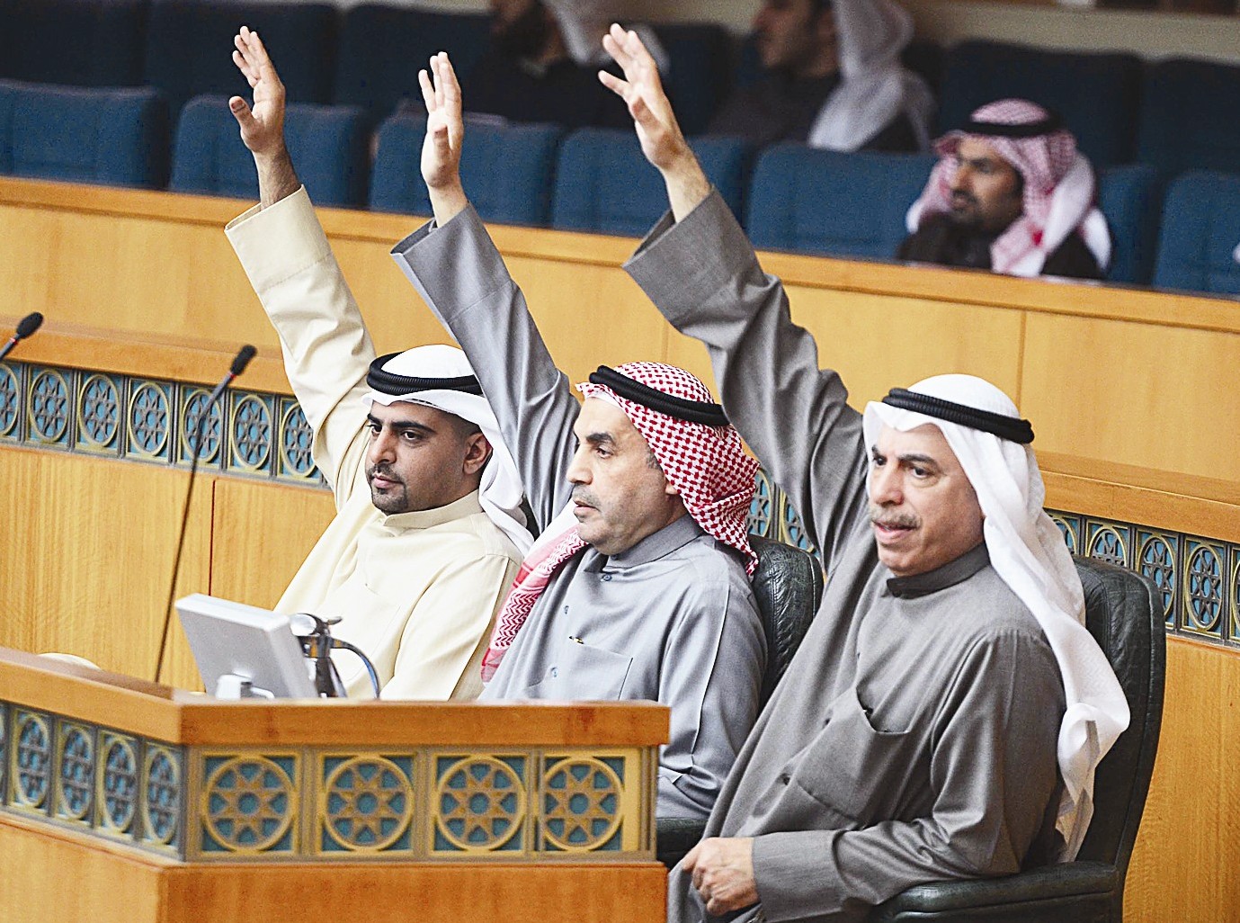 u0627u0644u0634u0627u064au0639 u0648u0627u0644u0637u0631u064au062cu064a u0648u0627u0644u0646u0635u0641... u0645u0648u0642u0641 u0648u0627u062du062f u0641u064a u062cu0644u0633u0629 u0623u0645u0633 (u062au0635u0648u064au0631 u0645u0648u0633u0649 u0639u064au0627u0634)