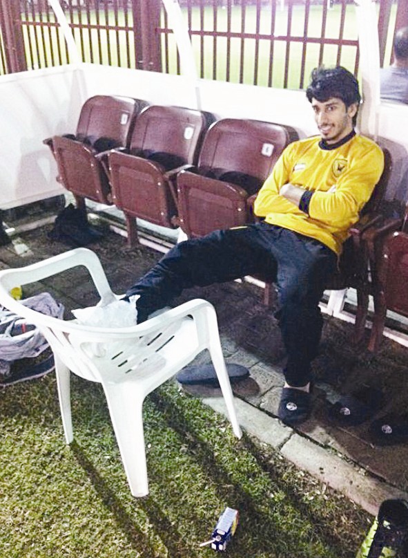 سيف الحشان يتلقى العلاج عقب الإصابة