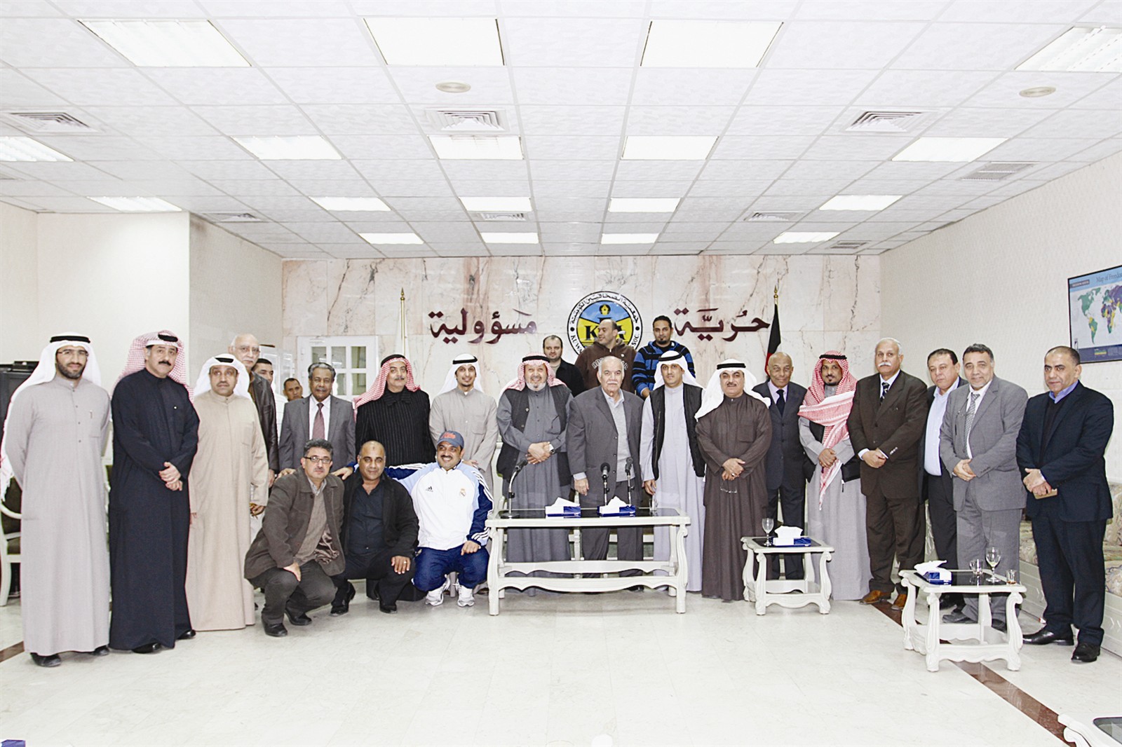 لقطة جماعية للحضور يتوسطهم الزميل فيصل القناعي