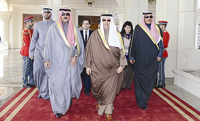 المبارك متوسطاً مودعيه قبيل المغادرة