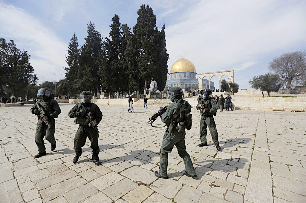 u062cu0646u0648u062f u0627u0633u0631u0627u0626u064au0644u064au0648u0646 u0641u064a u0633u0627u062du0629 u0645u0633u062cu062f u0627u0644u0627u0642u0635u0649 u0627u0645u0633 (u0631u0648u064au062au0631u0632)