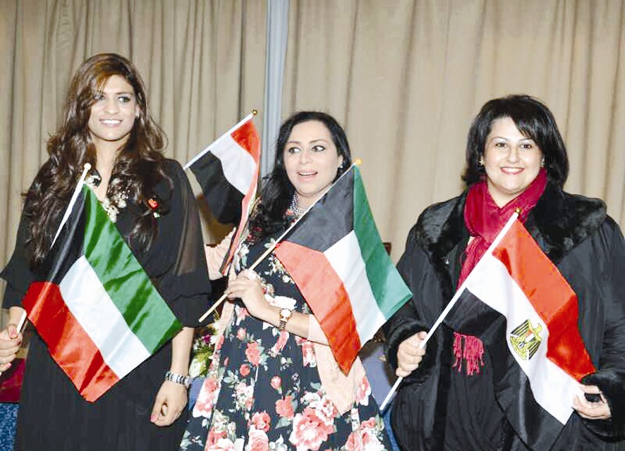 حمدي والشيخة بسمة وزهرة الخرجي يرفعن الأعلام خلال المؤتمر