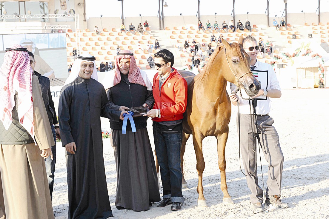 طلال الخرافي يسلم الجائزة لأحد الفائزين