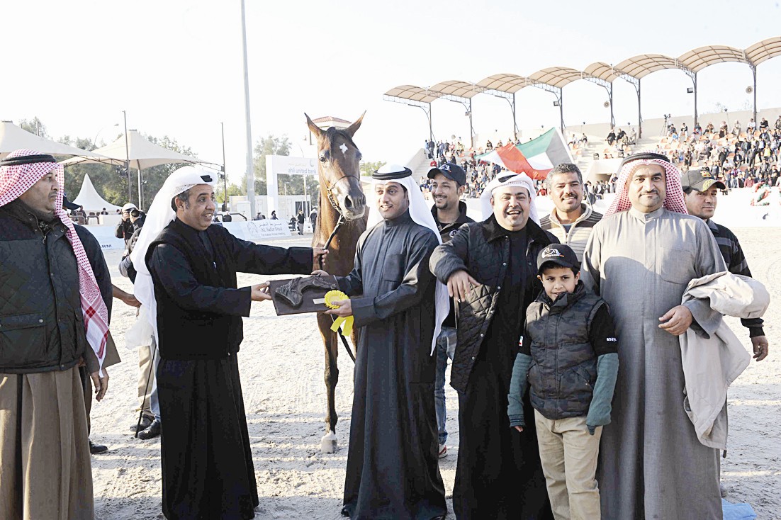 خالد النغيمشي مالك مربط الأصايل يكرم أحد الفائزين