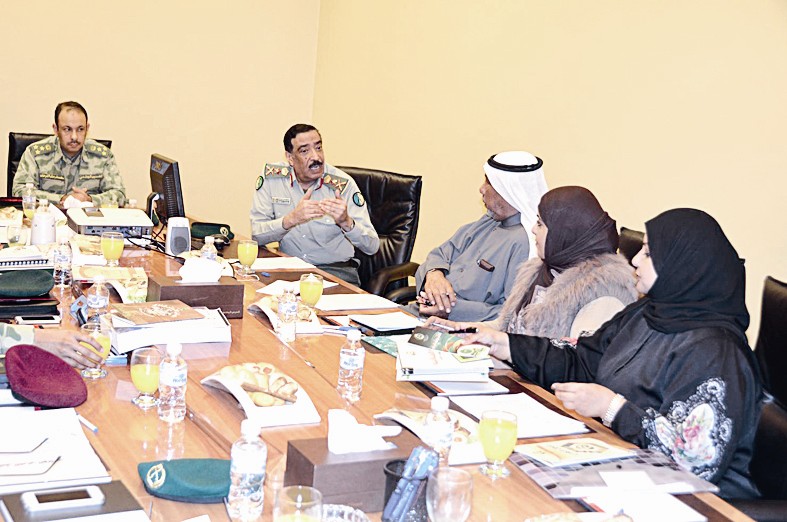 الدعي خلال أحد الاجتماعات