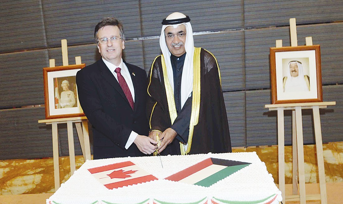 المدعج مشاركا السفير الكندي في قطع كعكة الاحتفال (تصوير طارق عز الدين)