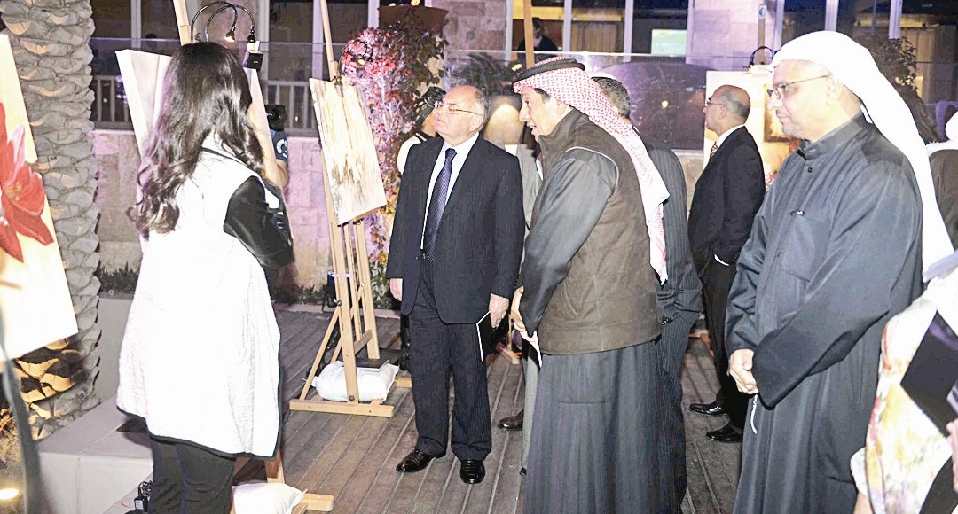 جولة في المعرض (تصوير نور هنداوي)