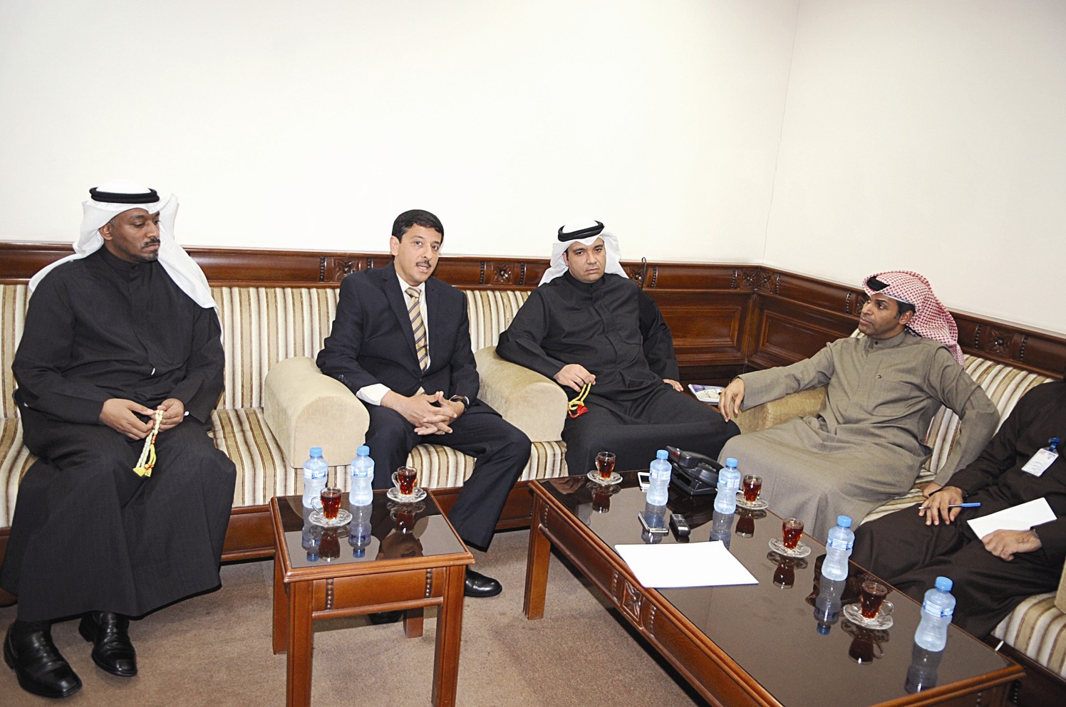 أساتذة الجامعة في ديوانية «الراي» (تصوير كرم ذياب)